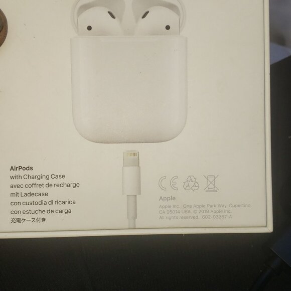 Apple AriPods box with charging case - Picture 3 of 4